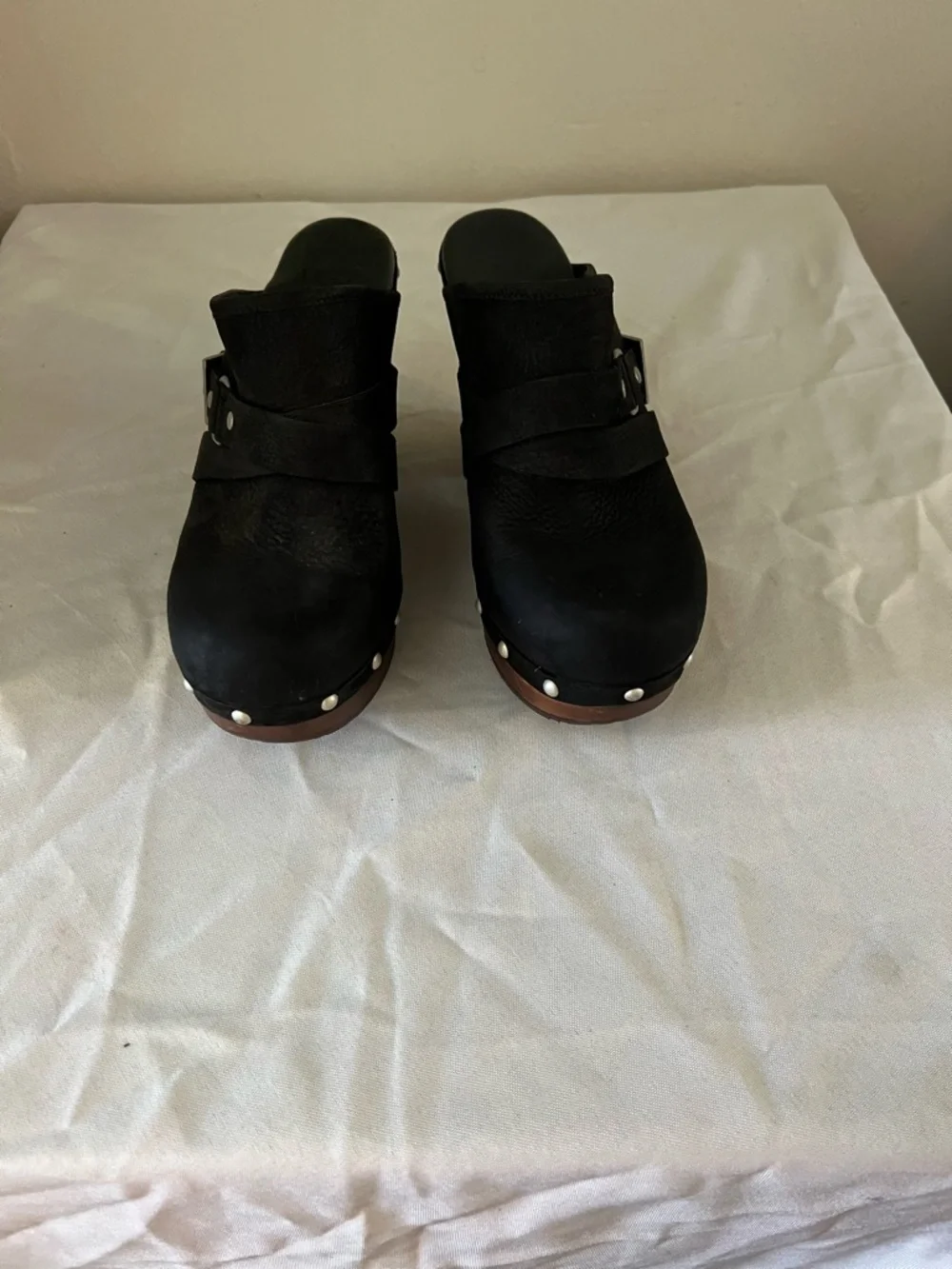 UGG Black Leather Platform Clogs Studded Wood Heel Fur Lined Size 8 - Picture 2 of 5